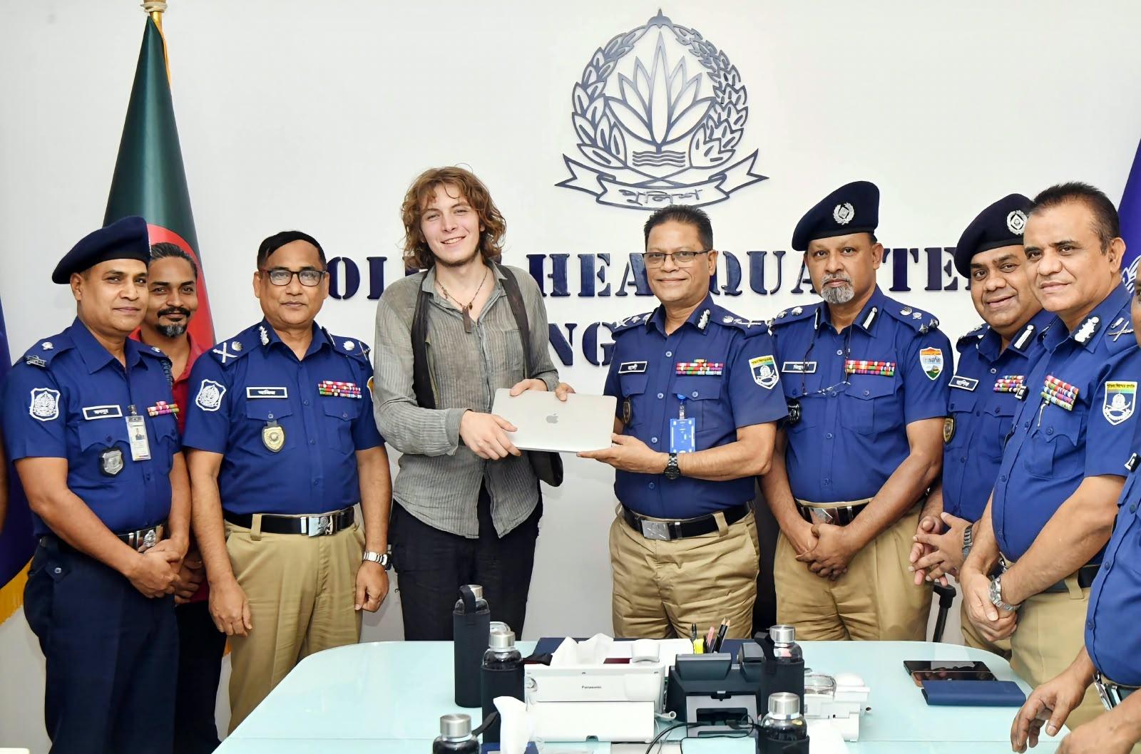 নাটোর পুলিশের তৎপরতায় জার্মান পর্যটকের হারানো ল্যাপটপ উদ্ধার, হস্তান্তর করলেন আইজিপি